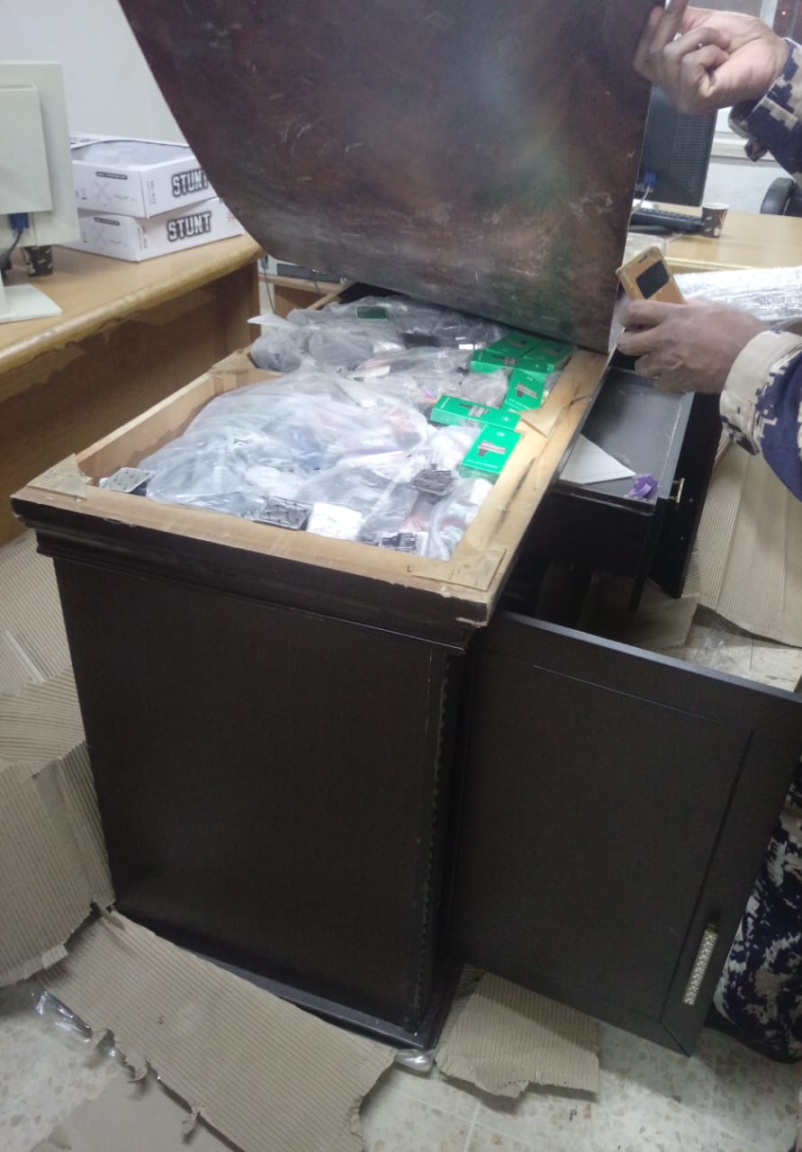 «الجمارك» تحبط تهريب 2400 قطعة لسجائر