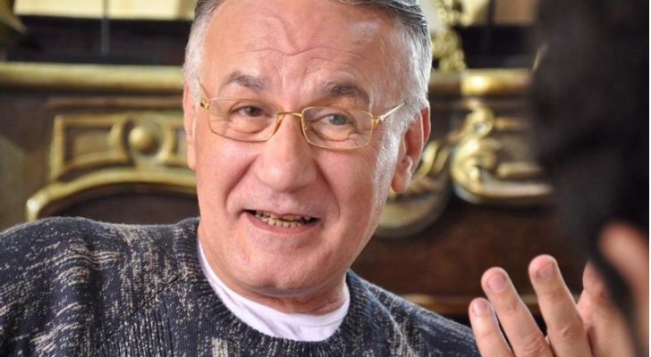 وفاة الفنان المصري عزت أبوعوف