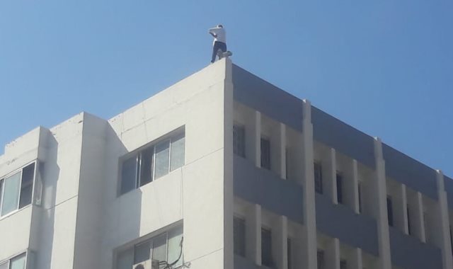 شاب أردني يهدد بالانتحار في الكرك