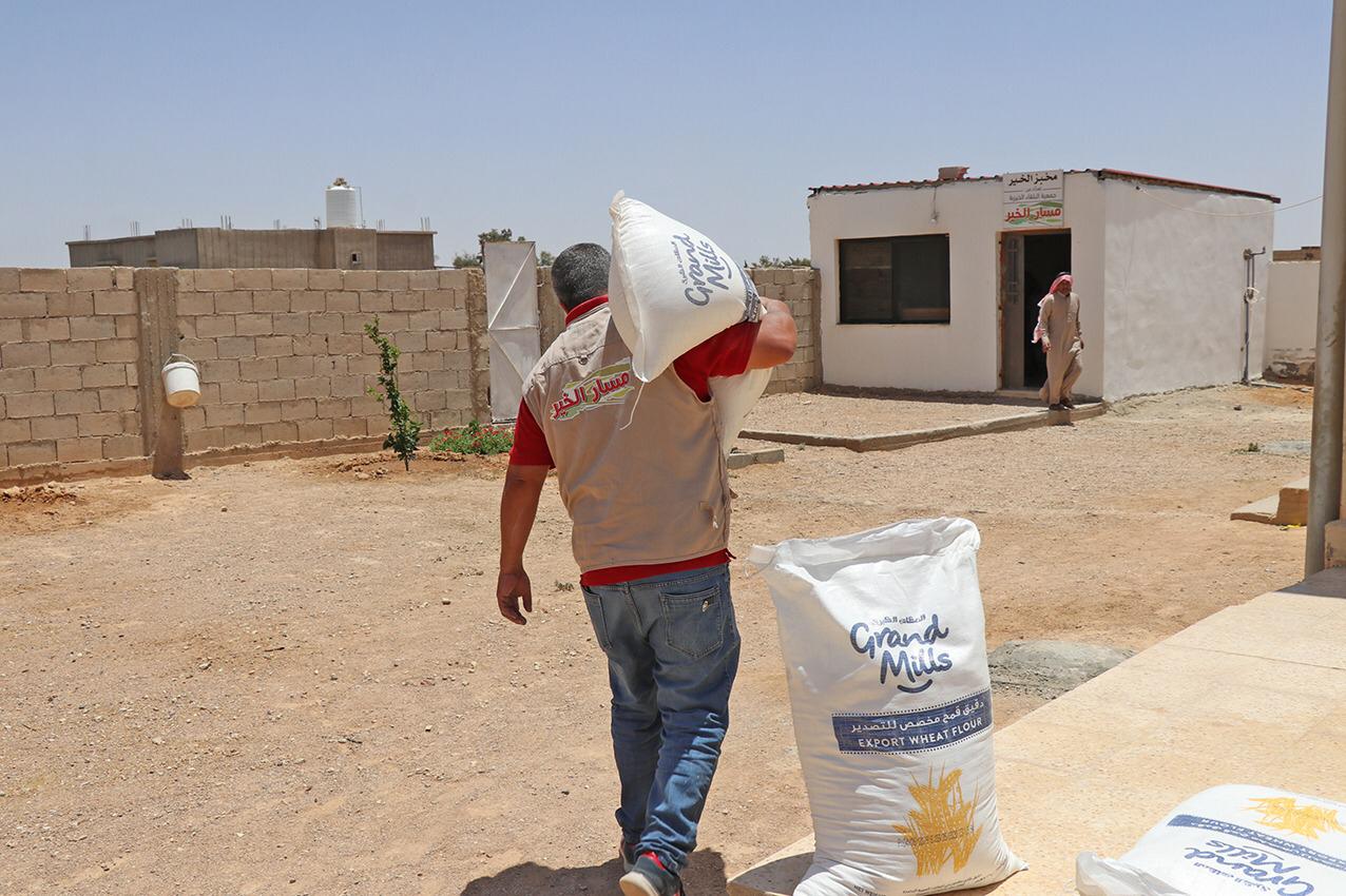 «مسار الخير» توزع الطحين على مخابزها..