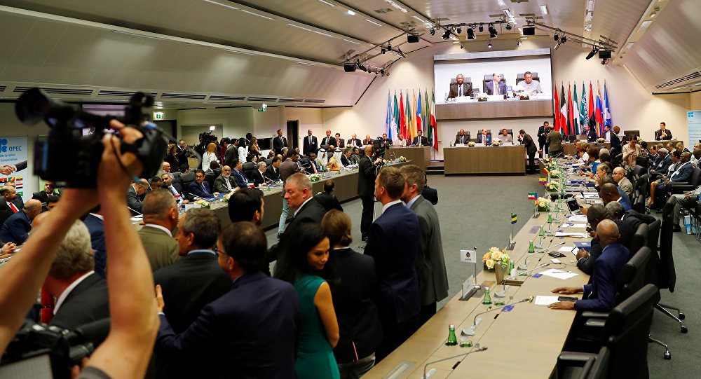 «أوبك» توافق على تمديد اتفاق تخفيض
