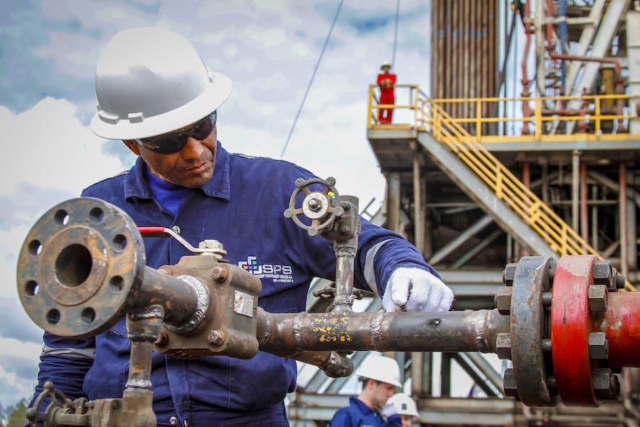 الطاقة تحيل عطاء إستكشاف النفط والغاز