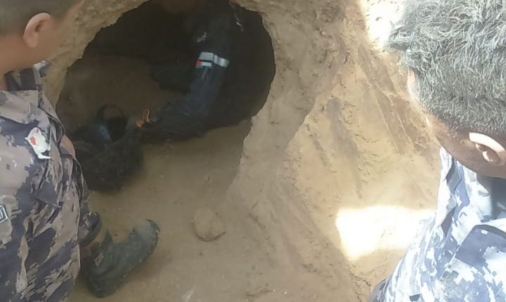 وفاة و3 إصابات بانهيار اتربه وحجارة