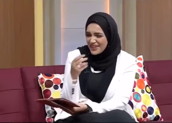 مذيعة خليجية تنفجر ضحكا بسبب قصيدة