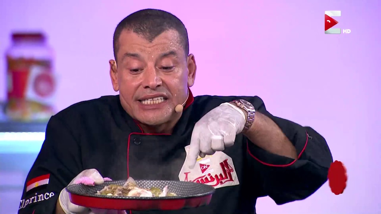 صاحب مطعم مأكولات شعبية يشرف على