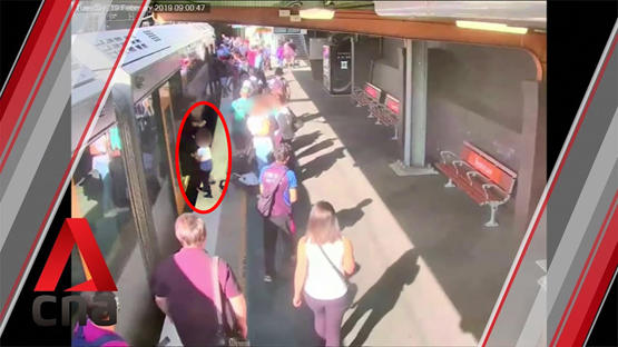 طفل يسقط تحت القطار (فيديو)