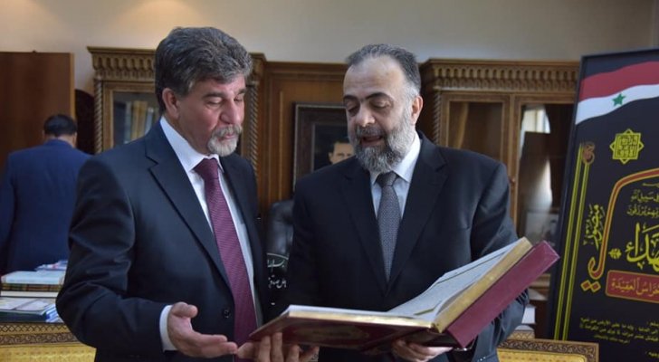 الأسد يهدي الرئيس الفلسطيني مصحفا مكتوبا