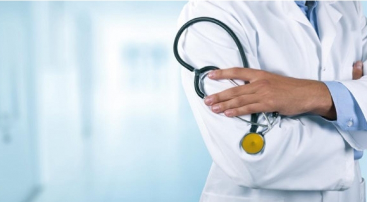 صحة الزرقاء تضبط طبيبين من جنسية