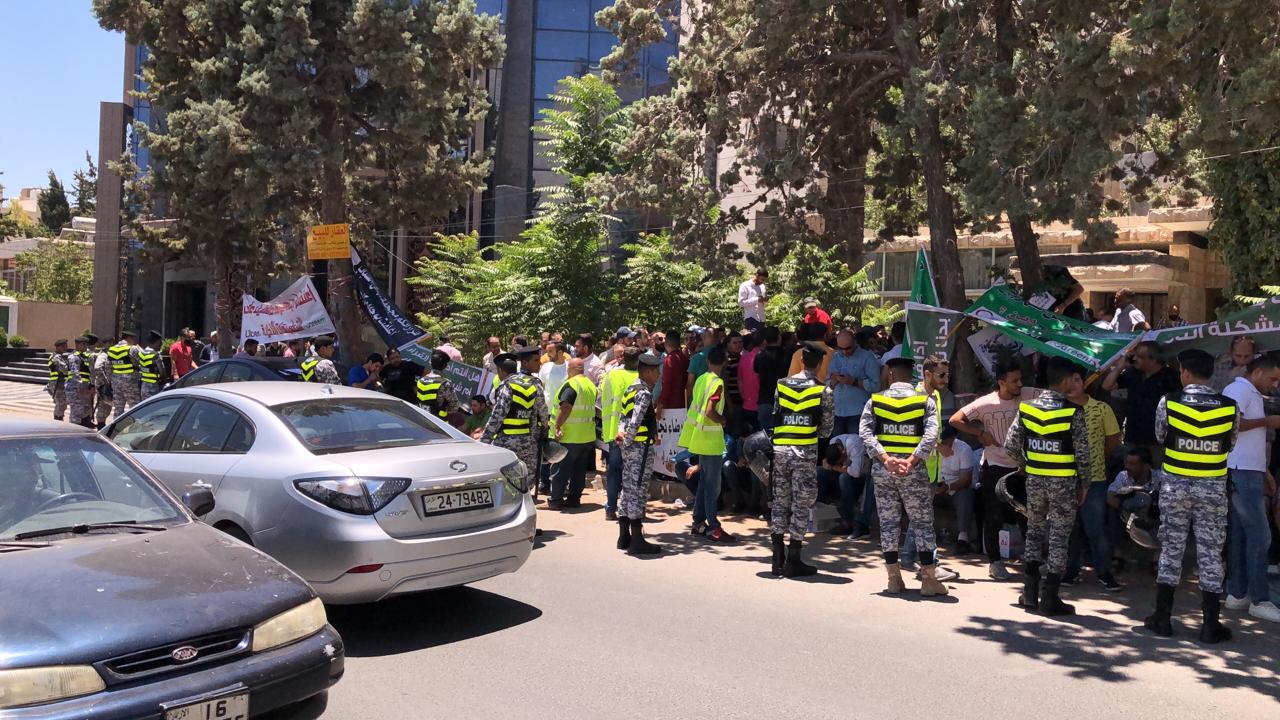 سائقو التكسي الأصفر والتطبيقات الذكية يعتصمون