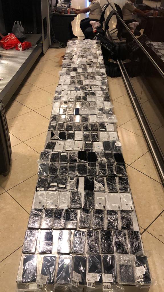 الجمارك تحبط تهريب اجهزة خلوية في