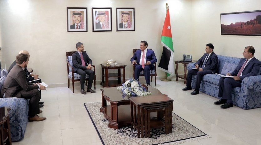 الطراونة والسفير الفرنسي يؤكدان أهمية حل