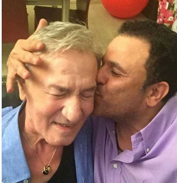 محمد فؤاد يدخل في نوبة بكاء