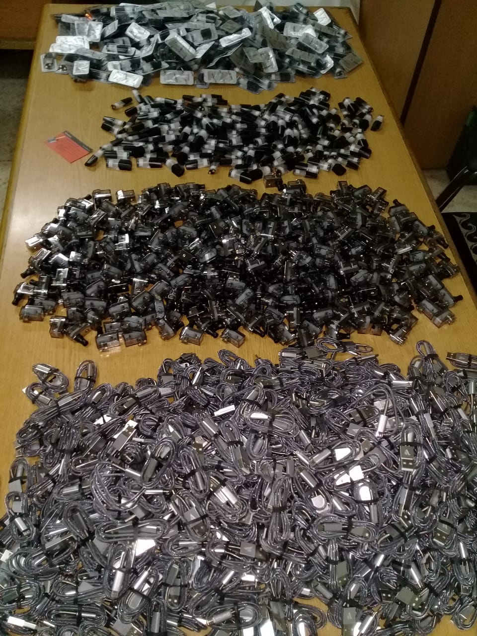 «الجمارك» تحبط تهريب 4928 ارجيلة الكترونية