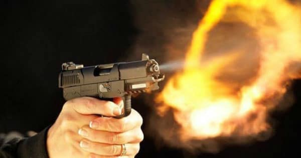شخص يطلق النار على طليقته امام
