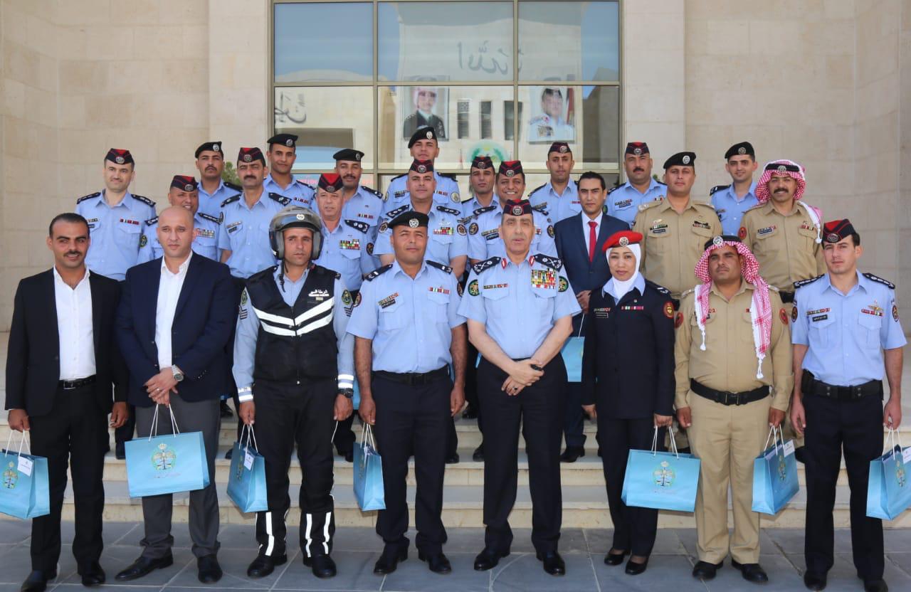 مدير الامن العام يوزع جوائز التميز