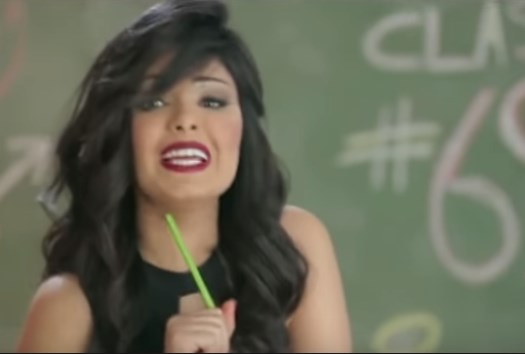 مصر.. حبس مطربة إغراء مشهورة بتهمة