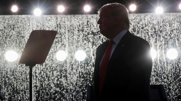 ترامب: سنعود إلى القمر ونرفع العلم