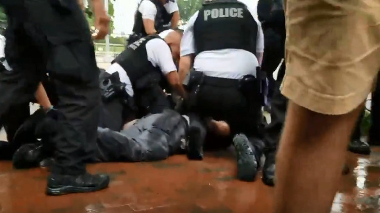 اعتقال أمريكيين أحرقا علم بلادهما أمام