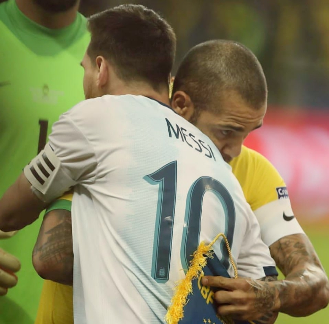 ألفيس يواسي ميسي برسالة امتنان