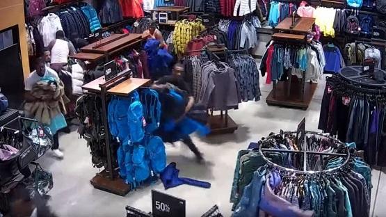 30 ثانية.. سرقوا ملابس بـ30 ألف