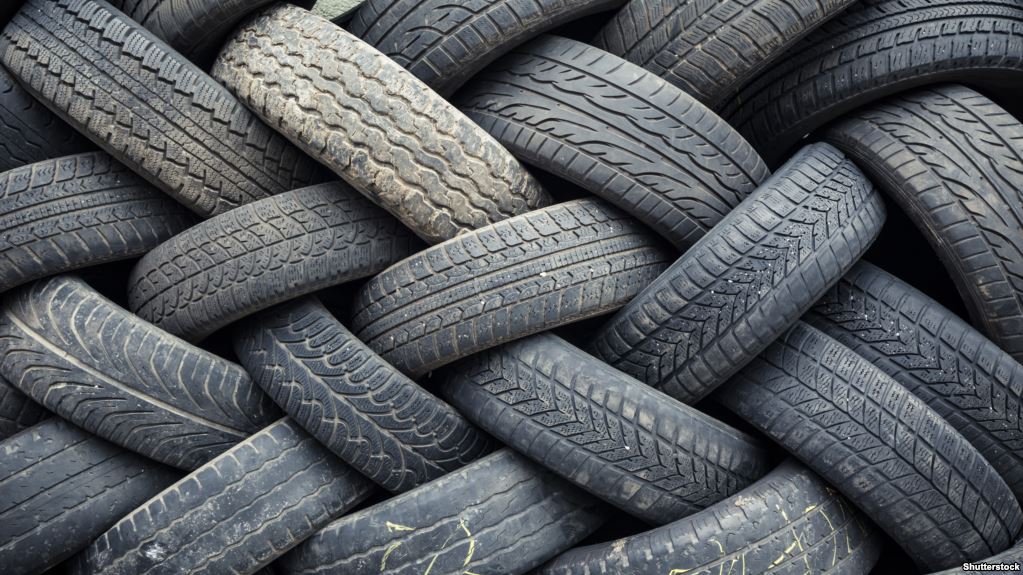 إعفاء الاطارات المستعملة والتالفة بالعقبة من