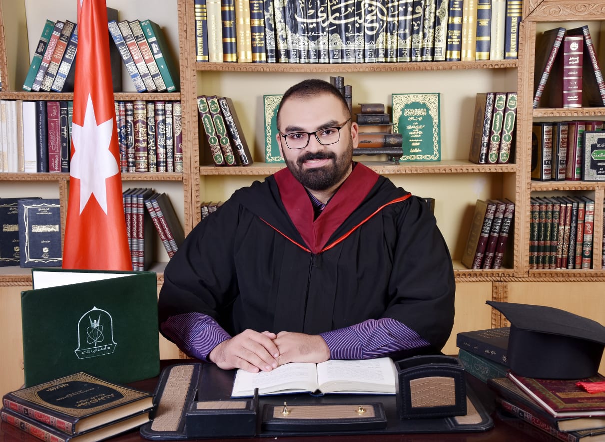 البكالوريوس في القانون لنجل العميد المتقاعد