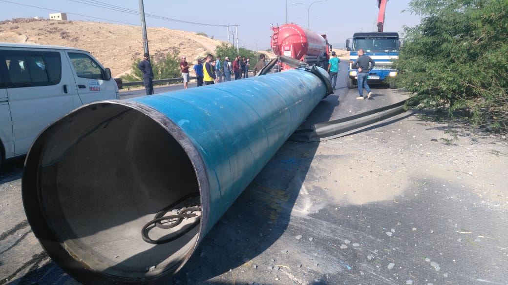 اصابات بتدهور قاطرة ومقطورة محملة بمواسير