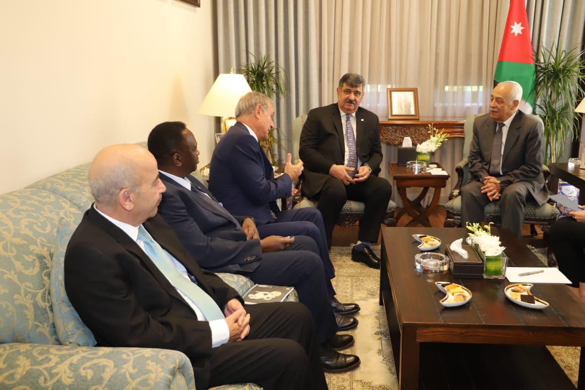 مندوبا عن الملك رئيس الديوان الملكي