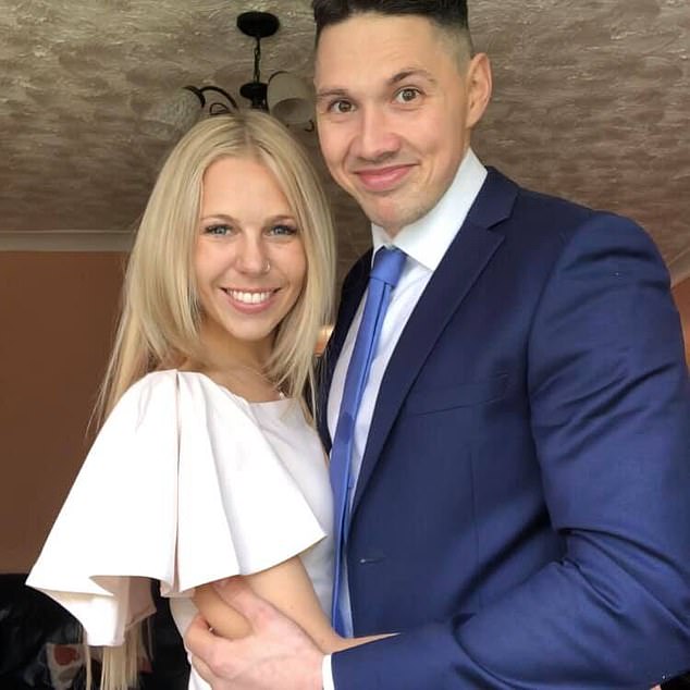 شاب يختار أغرب مكان لطلب الزواج