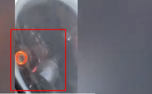 بالفيديو.. . سقوط محرك طائرة خلال