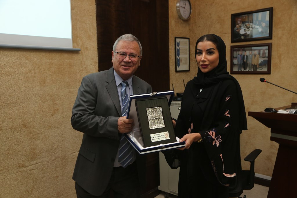 المولا يقدم درع جامعة البترا للأميرة