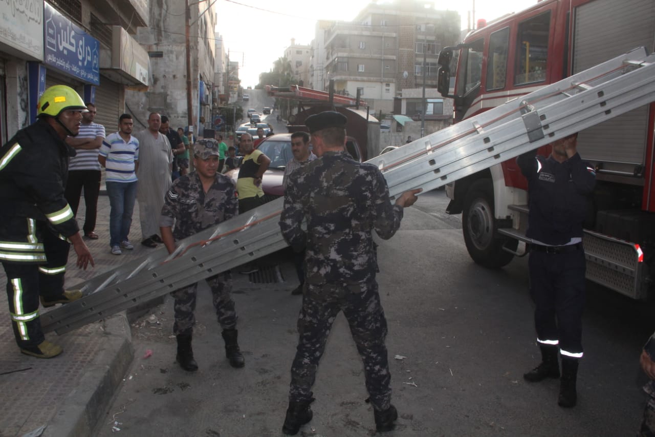 الدفاع المدني يخمد حريق عدادات كهرباء