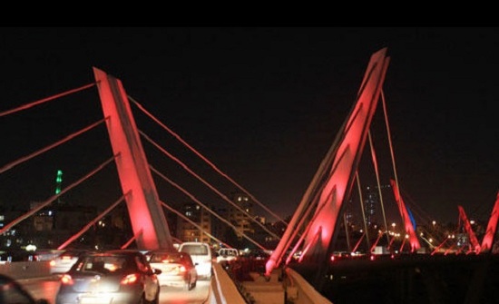 فتاة تحاول الانتحار من فوق جسر