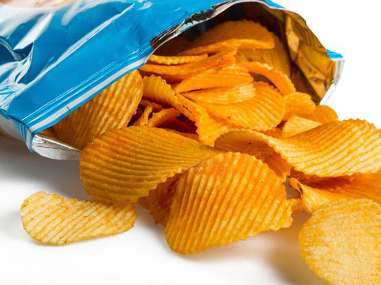 أضرار الشيبس على صحة الأطفال