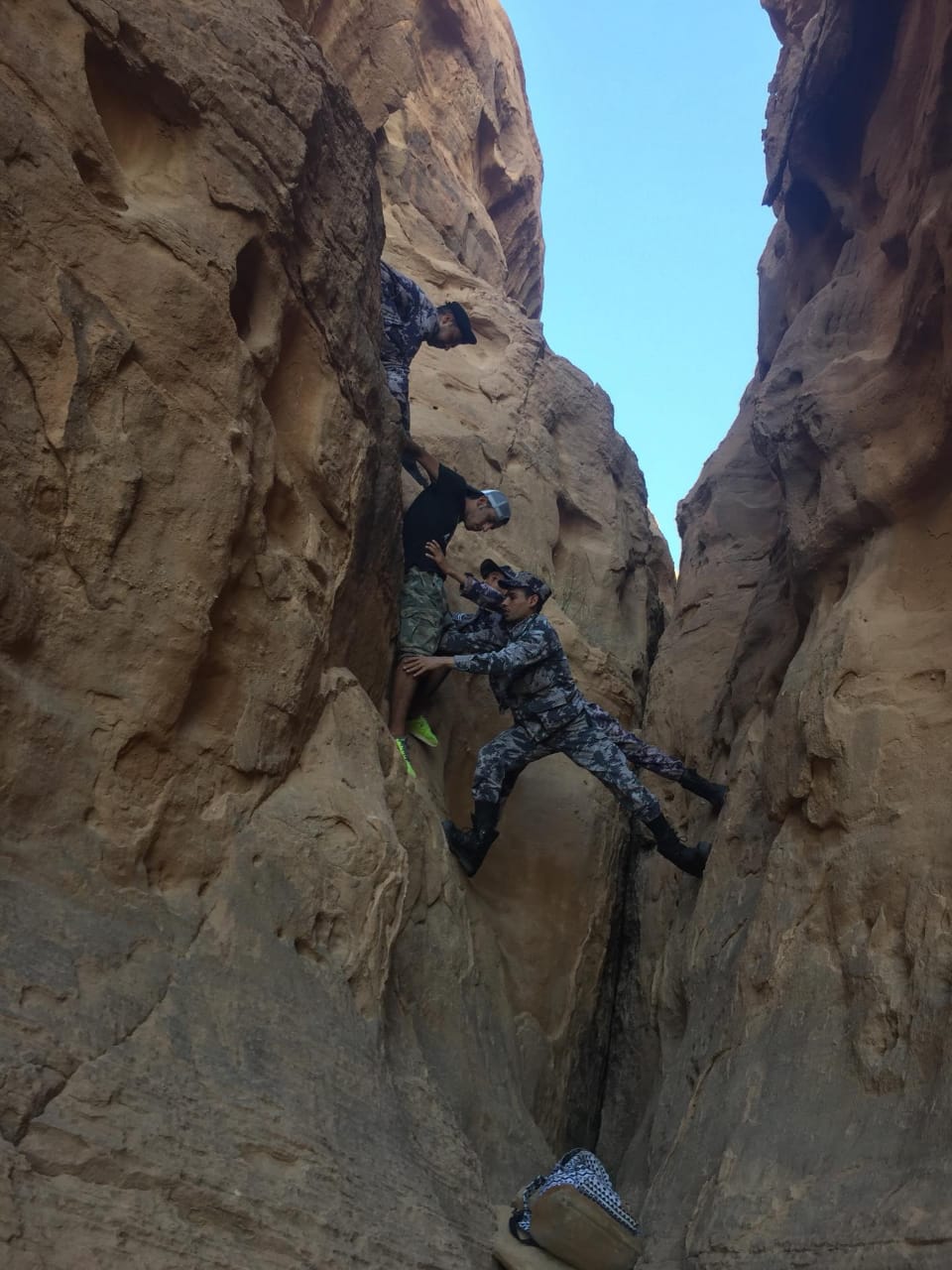 الدفاع المدني ينقذ خمسة أشخاص علقوا