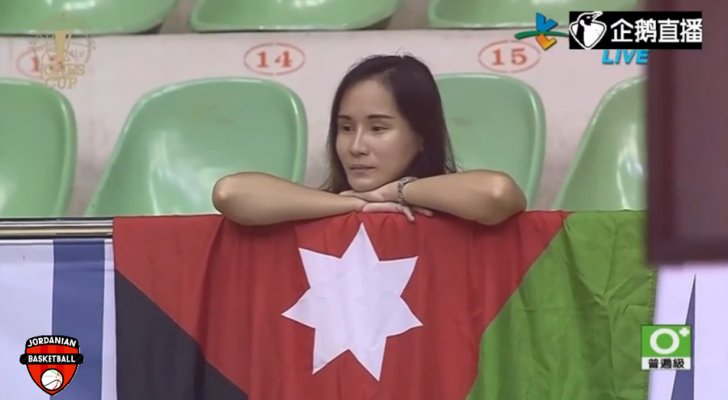 تايوانية تشجع المنتخب الوطني لكرة السلة