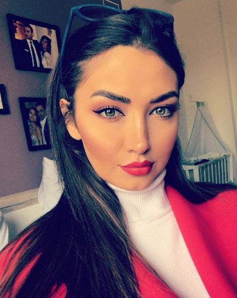 بالصور.. . تعرض مذيعة سورية للسرقة