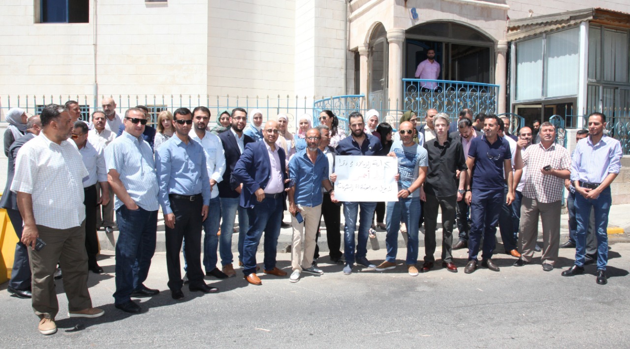 موظفو (بترا) ينفذون وقفة احتجاجية رفضا