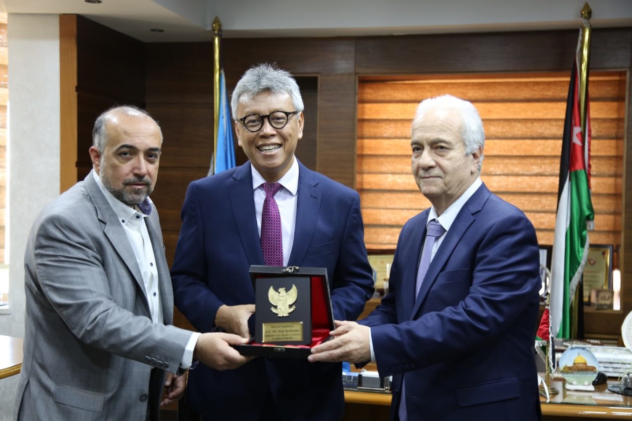 جامعة العلوم التطبيقية الخاصة تستضيف السفير