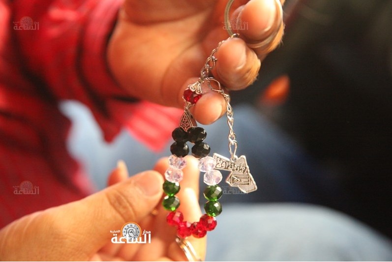 «ابو علاء»: اعرض اساور تصنعها ابنتي