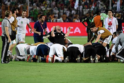 محرز يقود الجزائر الى النهائي بعد