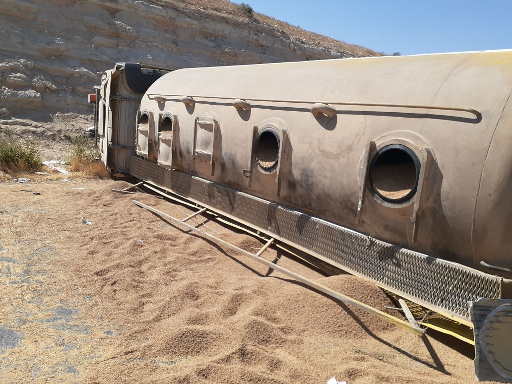 تدهور شاحنة محملة بالقمح في الزرقاء