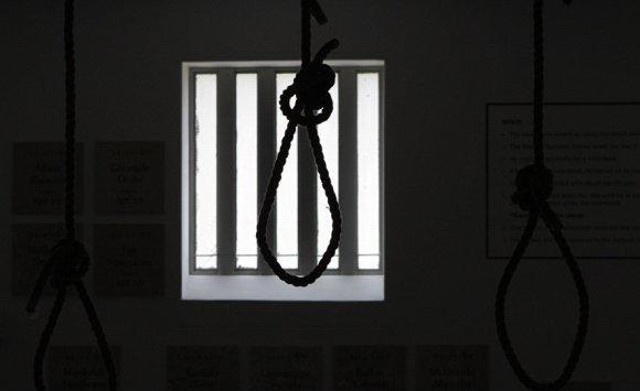 مصري ينتحر بسبب والده