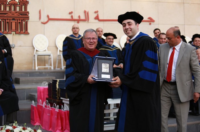 جامعة البترا تمنح أبو الرب شهادة