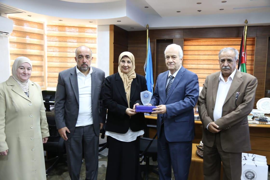 الملحق الثقافي اليمني يزور جامعة العلوم