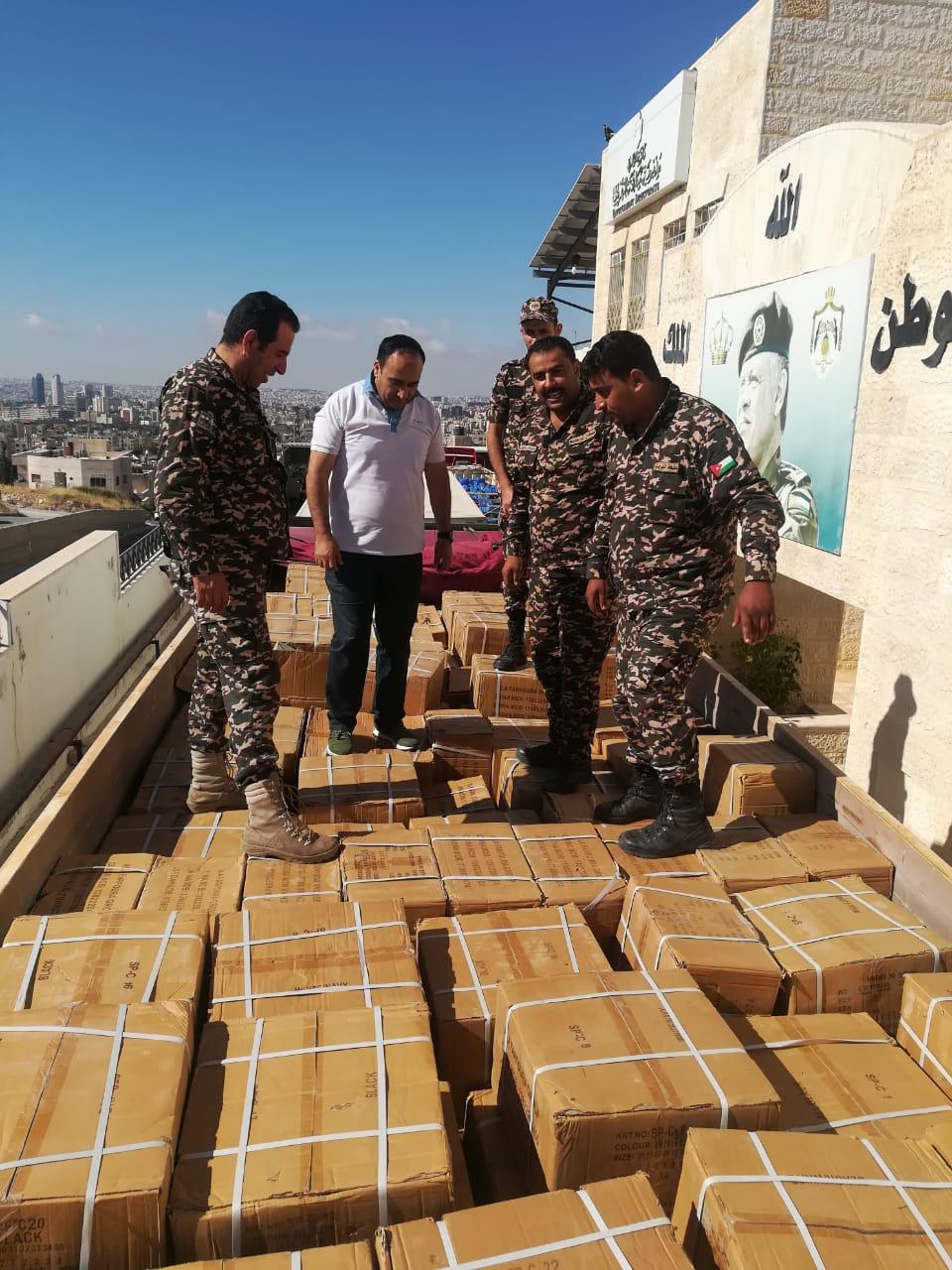 «الجمارك» تحبط تهريب 430 كرتونة أحذية