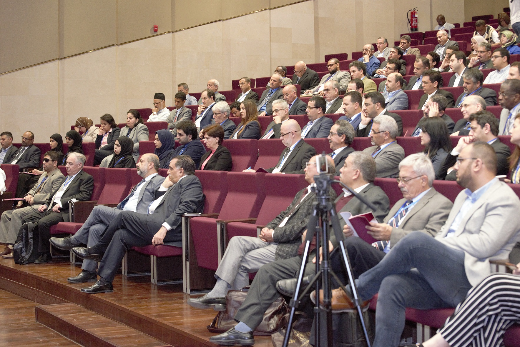 باحثون وأكاديميون يناقشون «سؤال الأخلاق» من