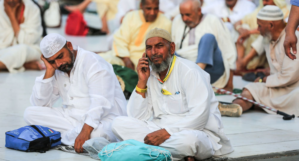 السعودية تبدأ في توزيع «الهدايا» على