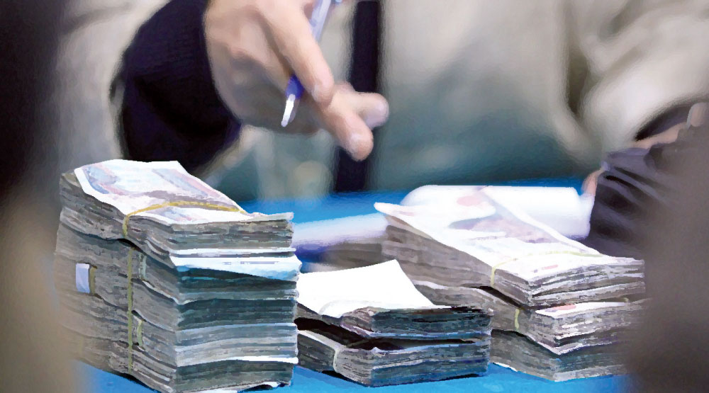 محتال ينصب على مواطنين سوريين بمبالغ