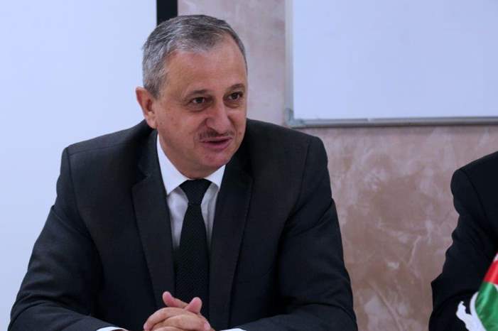 الحكومة تحيل مدير الأراضي معين الصايغ